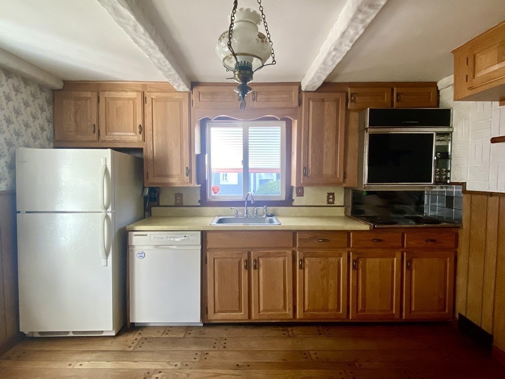 139 Pilgrim Road Springfield, MA 01118 - Photo 3 of 14