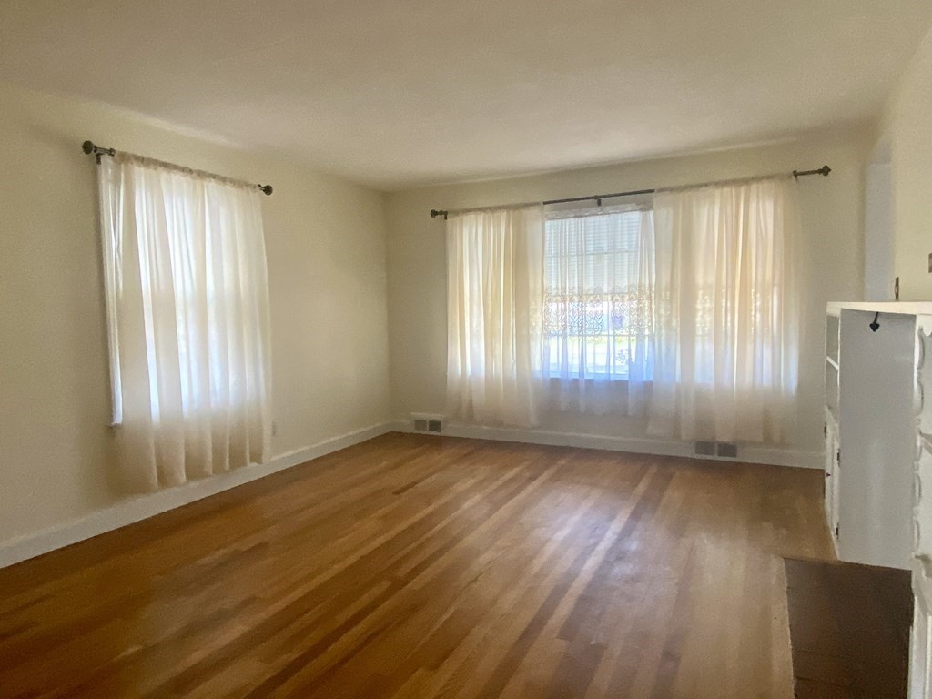 139 Pilgrim Road Springfield, MA 01118 - Photo 4 of 14