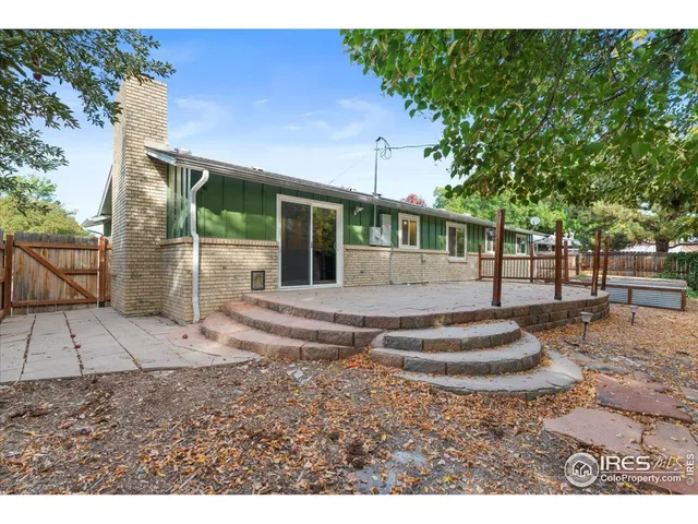 a view of a house with backyard and a tree