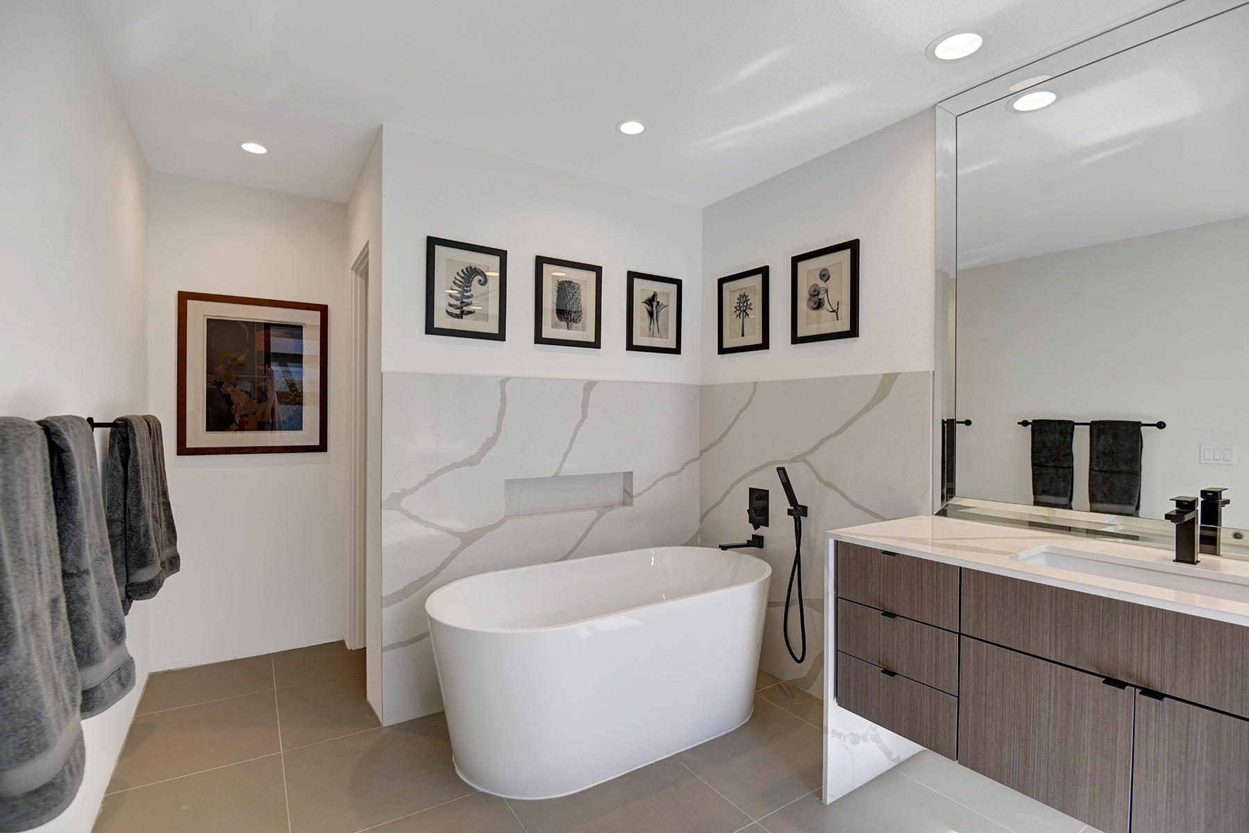 21 Colgate Drive Rancho Mirage, CA 92270 - Photo 22 of 38 a bathroom with a tub sink and mirror