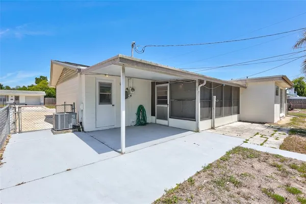 a view of a house with backyard