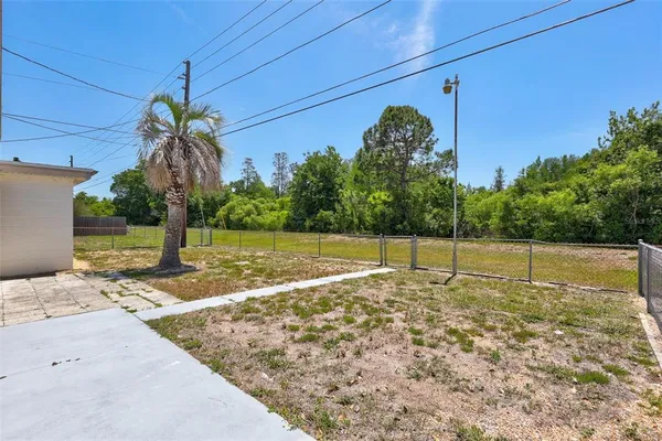a view of a backyard