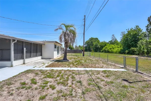 a view of a backyard