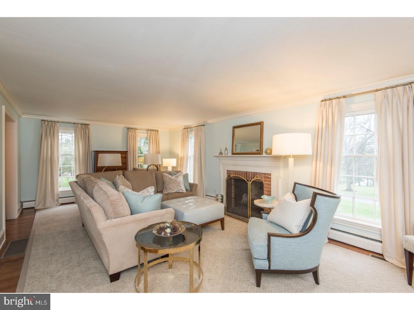 813 Hunt Road Newtown Square, PA 19073 - Photo 3 of 24 Living Room