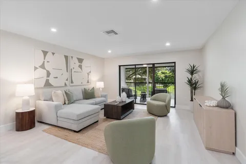 $129,900 | 52 Stratford Lane West, Unit F, Boynton Beach, FL 33436