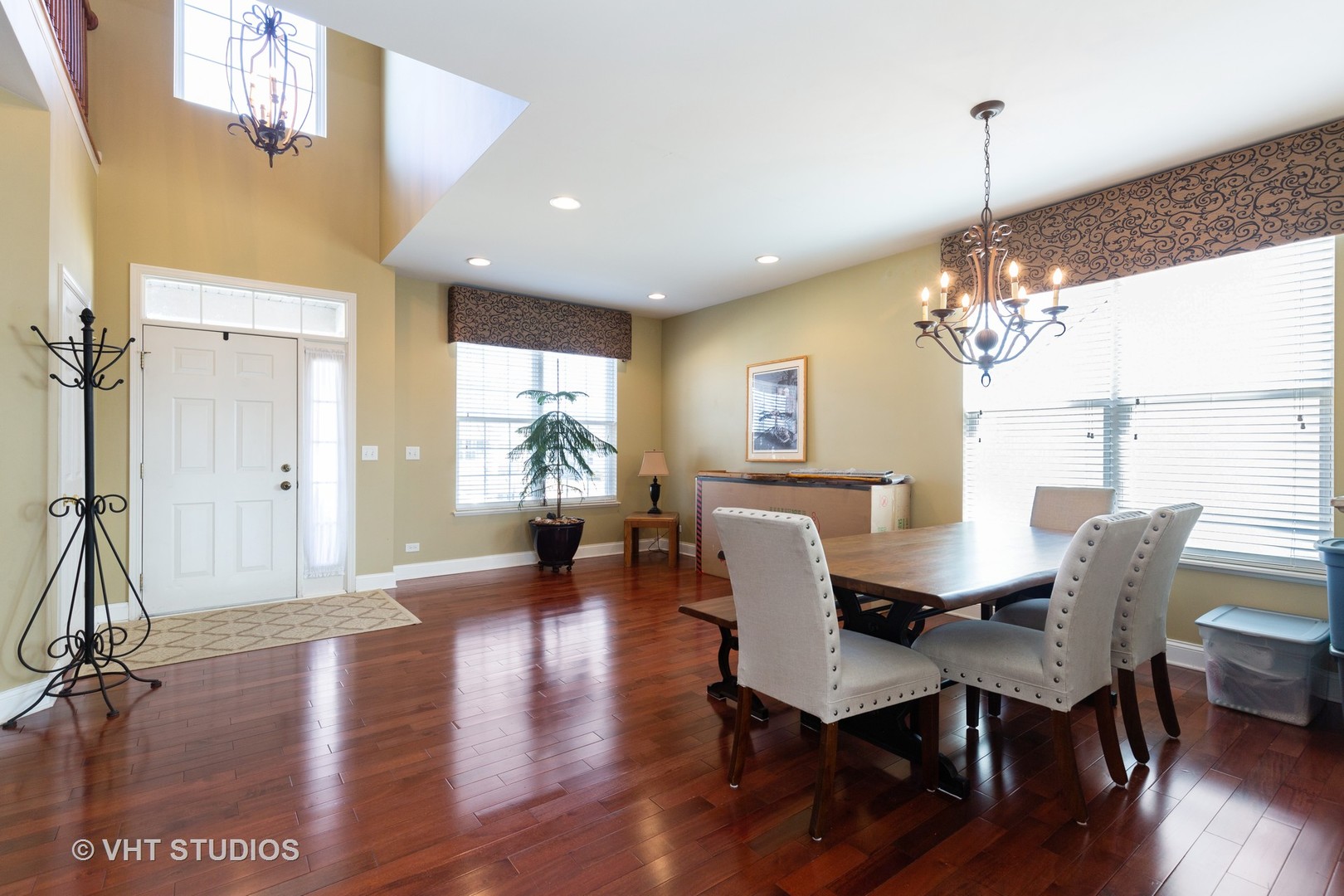 331 Monument Road Elgin, IL 60124 - Photo 3 of 31