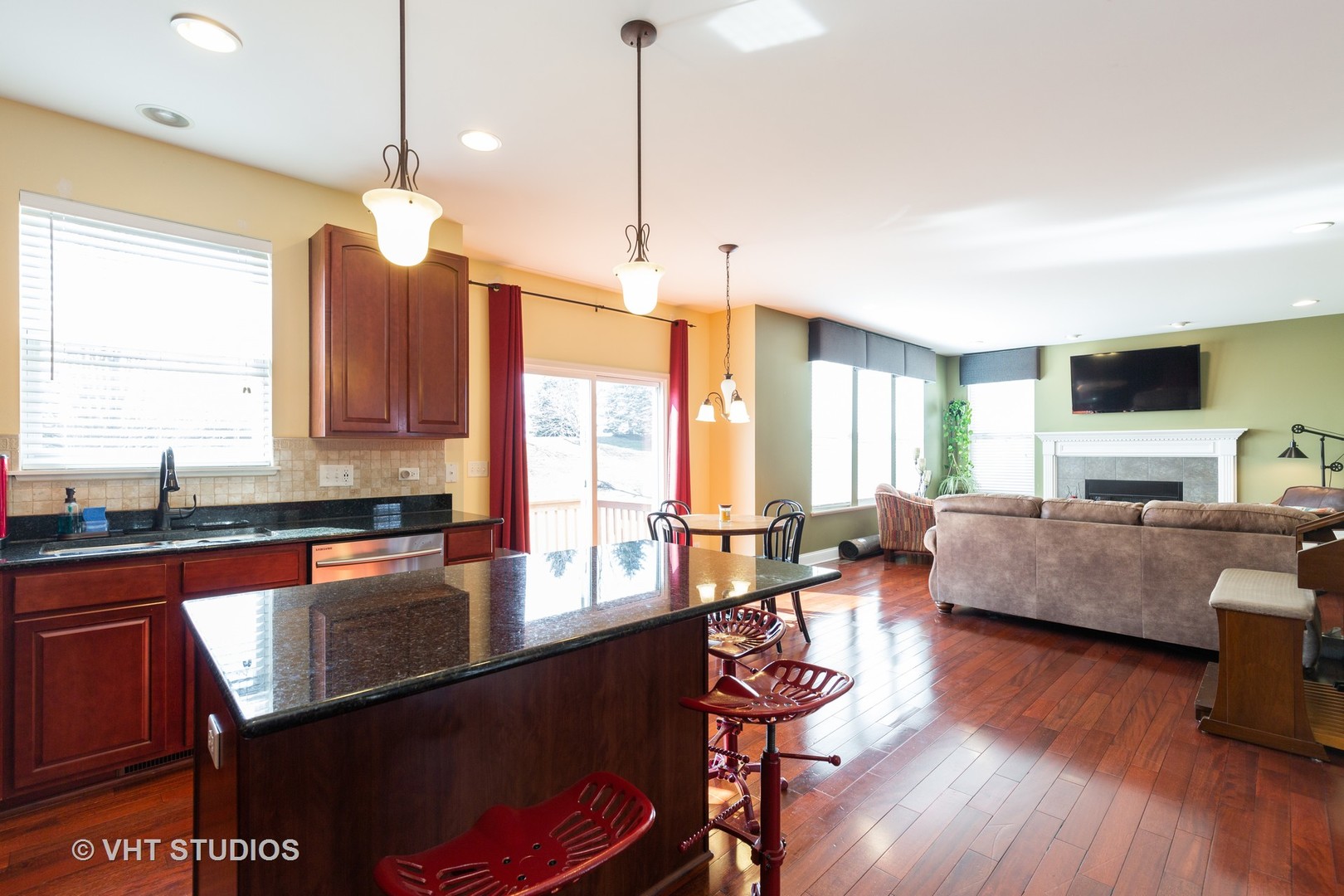 331 Monument Road Elgin, IL 60124 - Photo 8 of 31