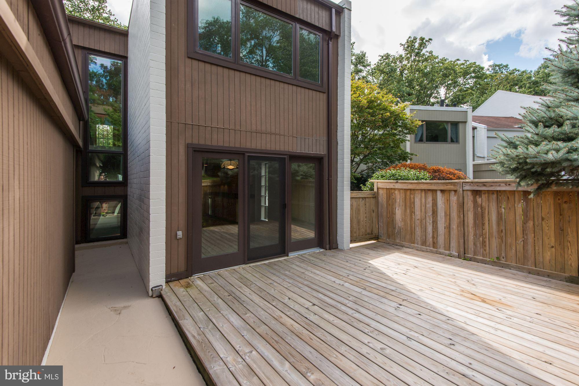 1652 Waters Edge Lane Reston, VA 20190 - Photo 6 of 24 Fenced Courtyard