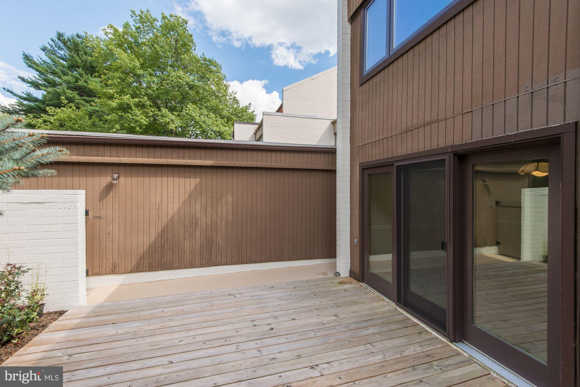 1652 Waters Edge Lane Reston, VA 20190 - Photo 7 of 24 Courtyard