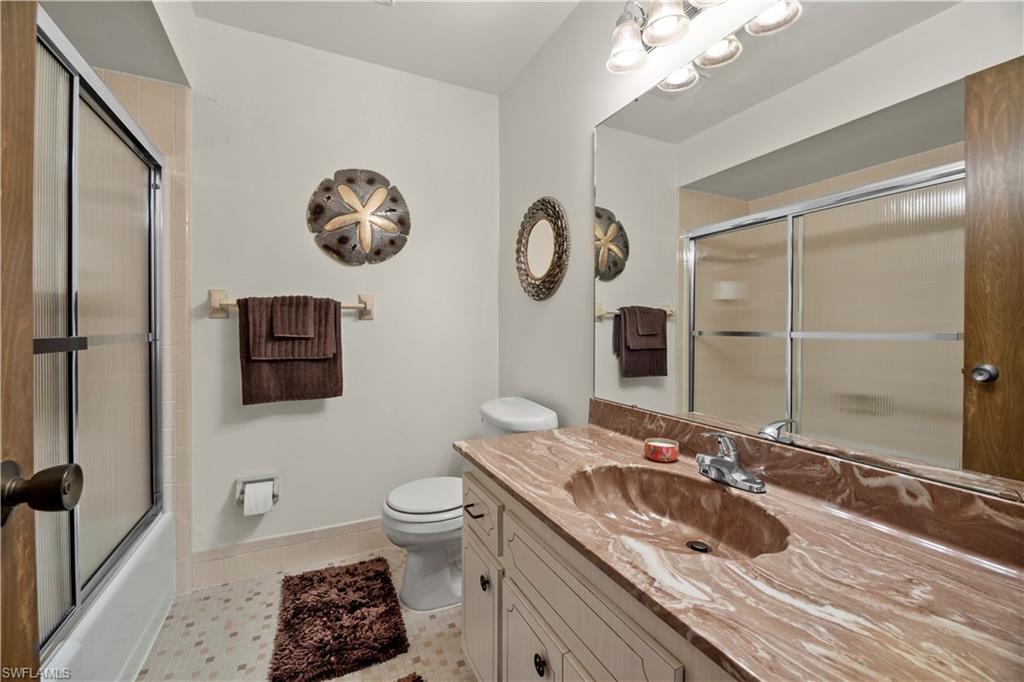 116 Harrison Road, Unit N3 Naples, FL 34112 - Photo 20 of 24 Guest bathroom with shower/tub combo