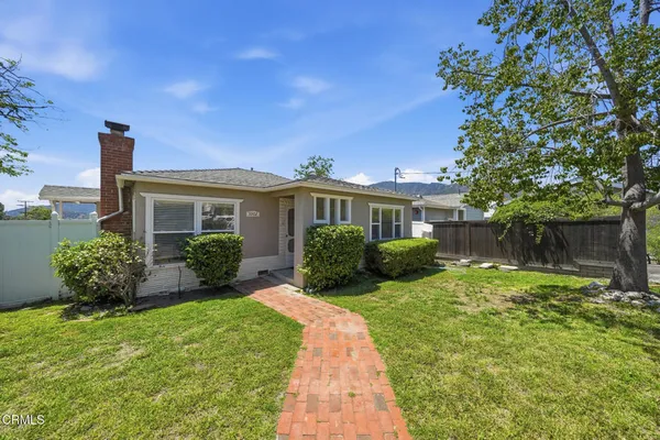 a view of a house with backyard and garden