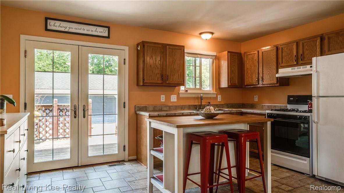 4792 Norway Road Waterford, MI 48328 - Photo 7 of 30 Interiors (6 of 29).jpg
