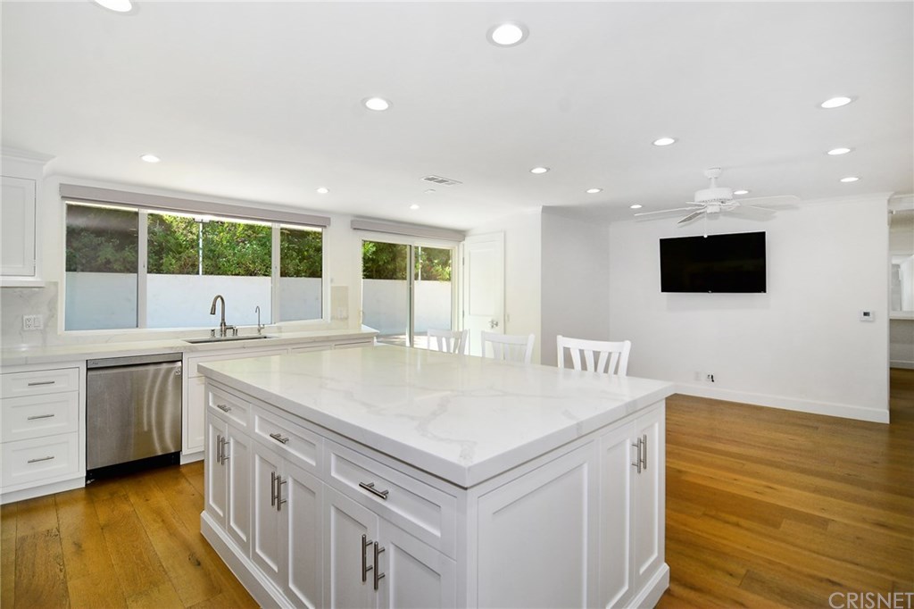 4955 Topeka Drive Tarzana, CA 91356 - Photo 13 of 28