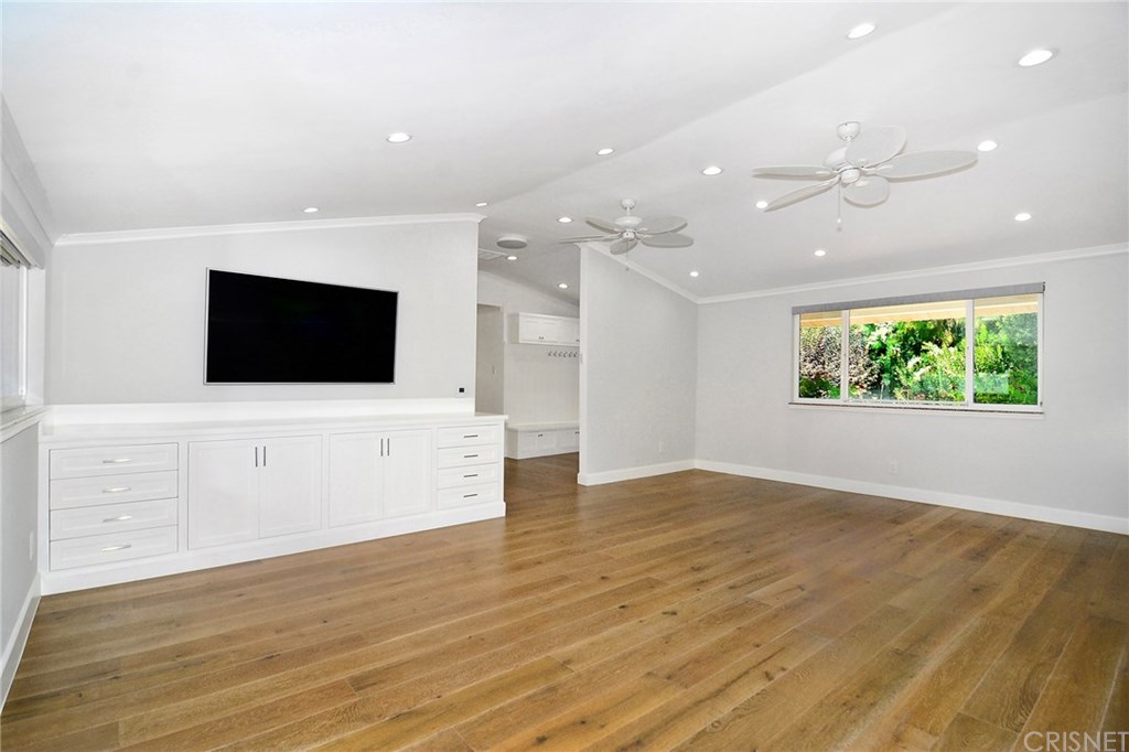 4955 Topeka Drive Tarzana, CA 91356 - Photo 5 of 28