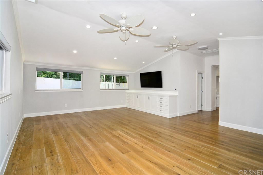 4955 Topeka Drive Tarzana, CA 91356 - Photo 7 of 28