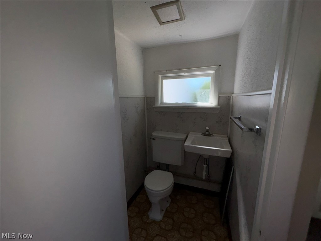 2140 Claus Road Vermilion, OH 44089 - Photo 25 of 50 second bath in main living area