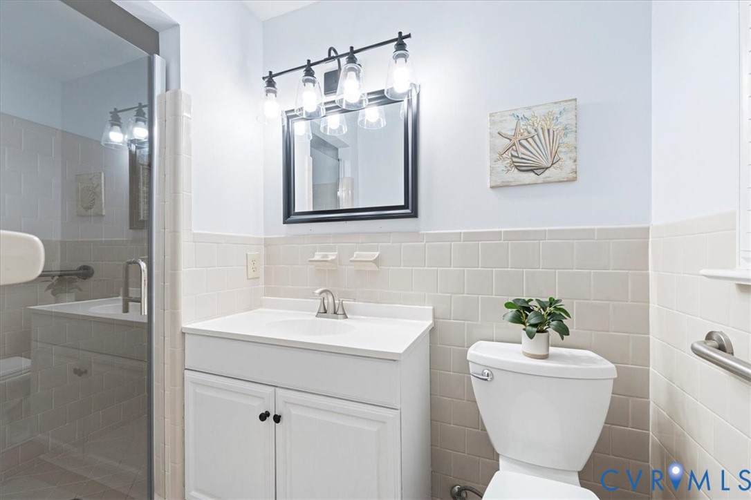 13700 Quail Meadows Lane Midlothian, VA 23112 - Photo 27 of 30 a bathroom with a toilet sink and mirror