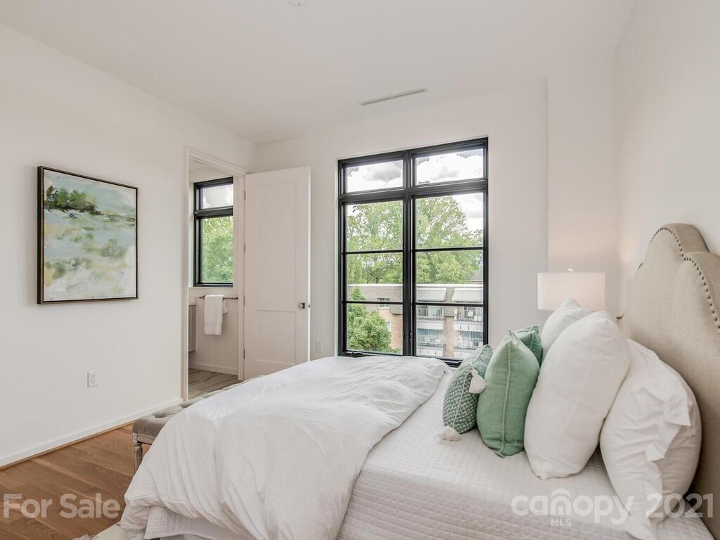 1333 Queens Road, Unit B4 Charlotte, NC 28207 - Photo 14 of 27 a bedroom with a bed and a window