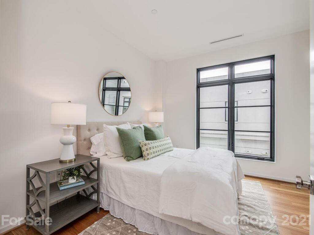 1333 Queens Road, Unit B4 Charlotte, NC 28207 - Photo 17 of 27 a bedroom with a bed and a window