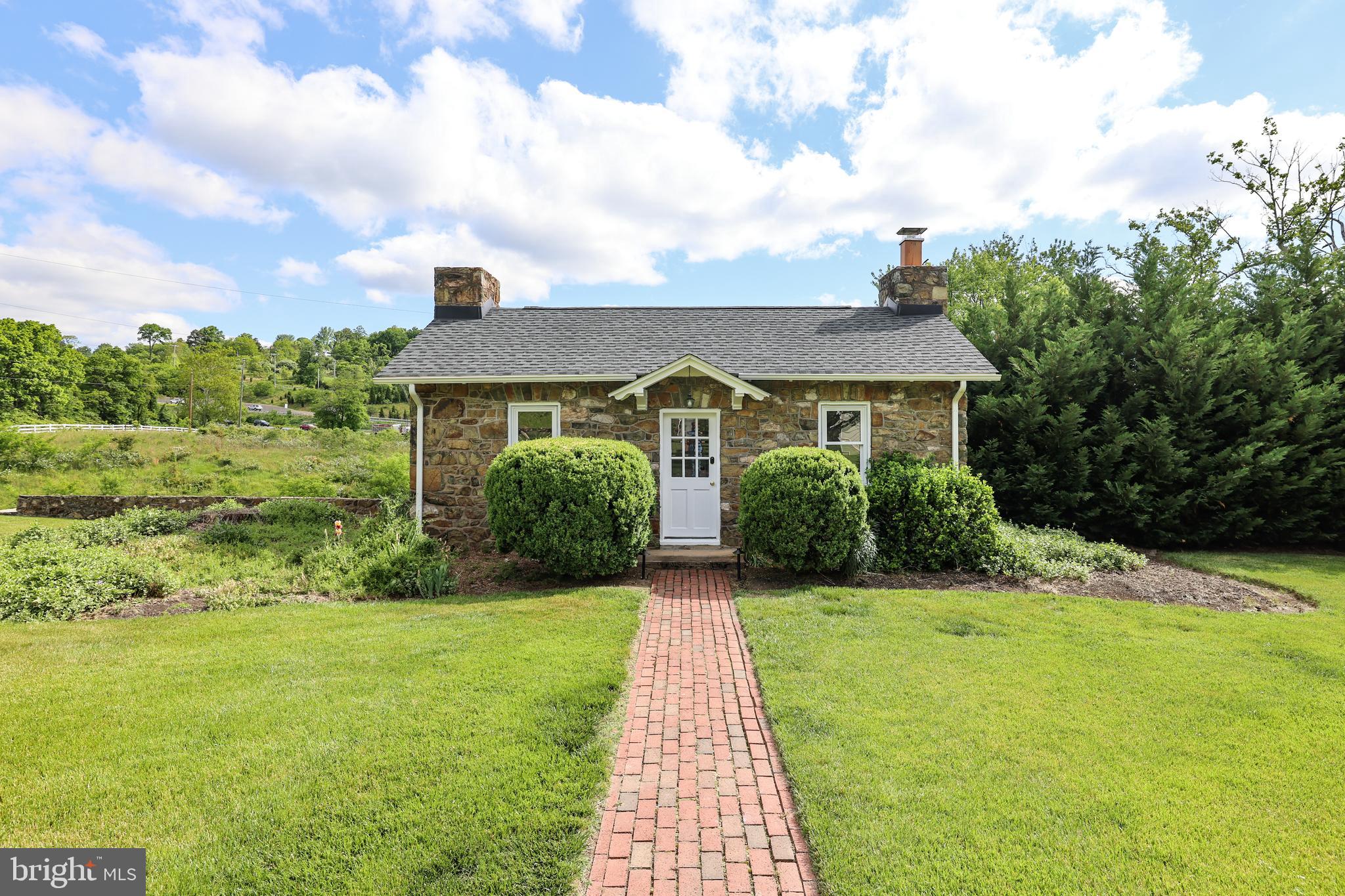 17781 Roxbury Hall Road Leesburg, VA 20175 - Photo 65 of 107 a front view of a house with yard