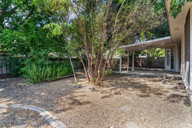 a view of a house with backyard
