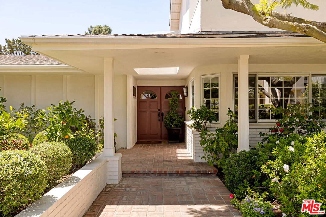 1615 Stradella Road Los Angeles, CA 90077 - Photo 3 of 27