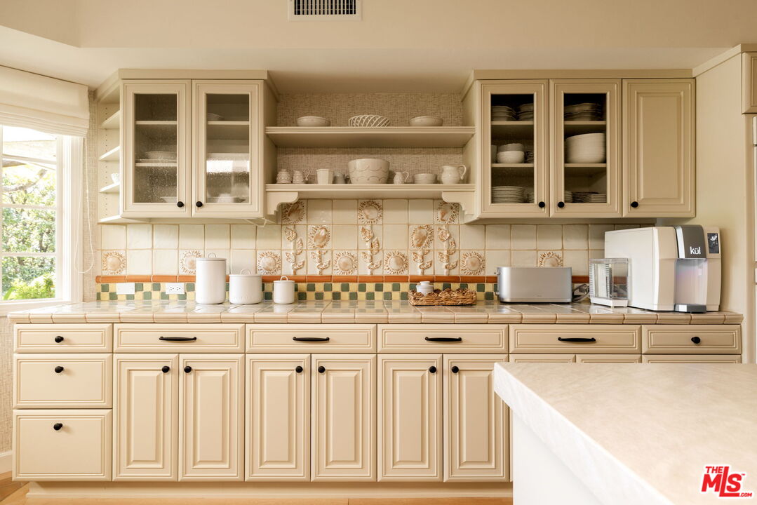 1615 Stradella Road Los Angeles, CA 90077 - Photo 7 of 27
