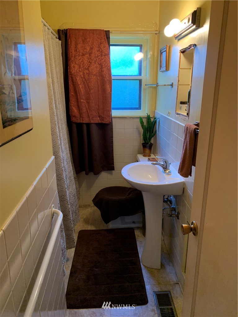 912 Southwest 3rd Place Renton, WA 98057 - Photo 14 of 20 a bathroom with a sink and a mirror