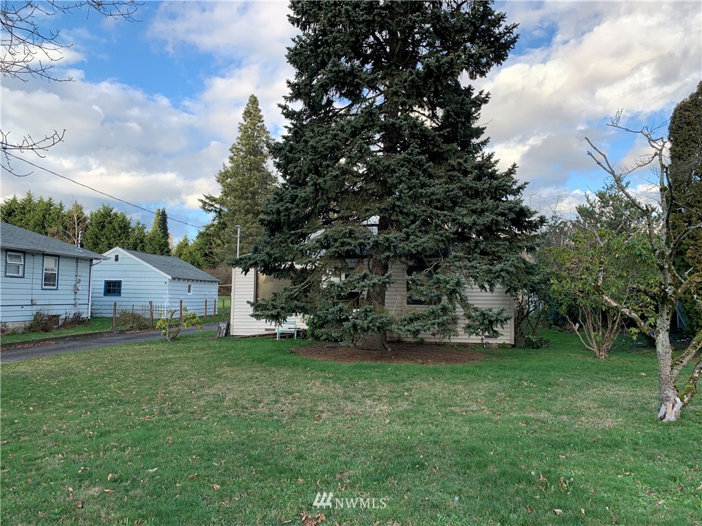 912 Southwest 3rd Place Renton, WA 98057 - Photo 4 of 20 a view of a yard with a house in the background