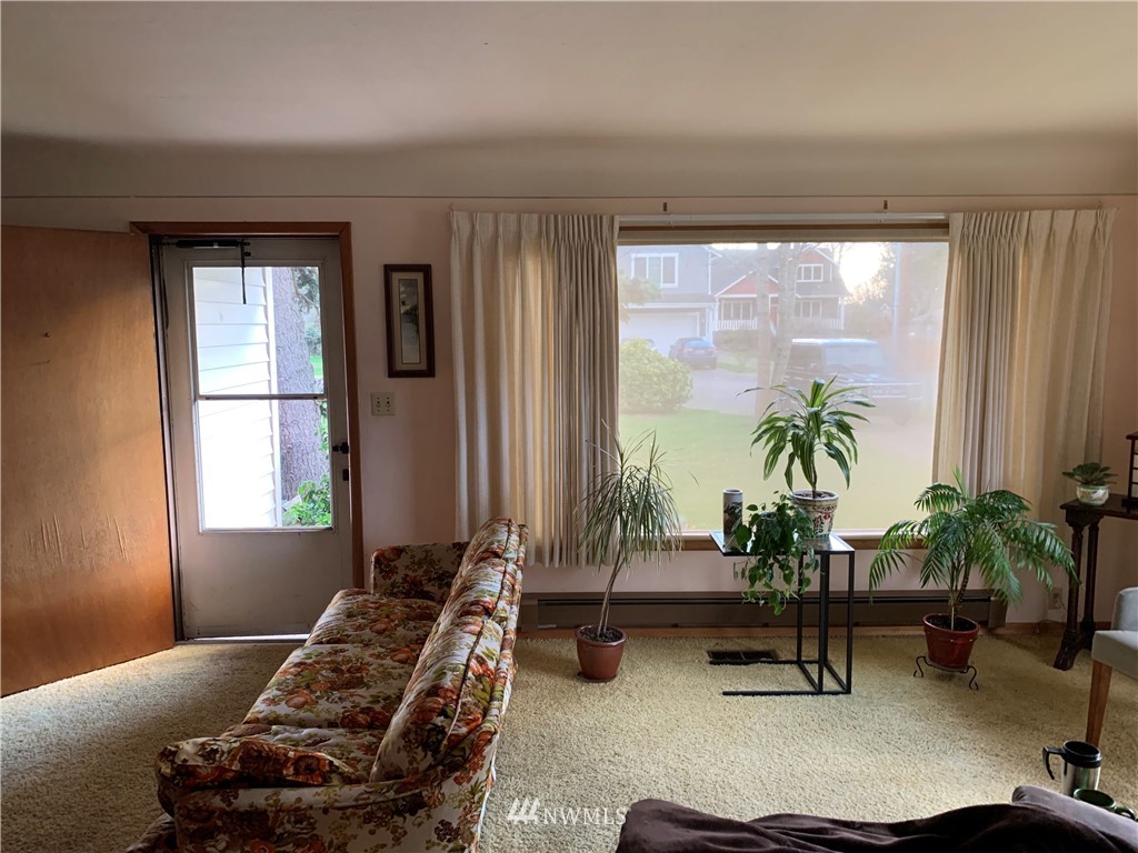 912 Southwest 3rd Place Renton, WA 98057 - Photo 6 of 20 a living room with furniture and a potted plant