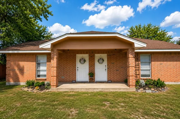 $273,200 | 406 West Oak Street, Highlands, TX 77562