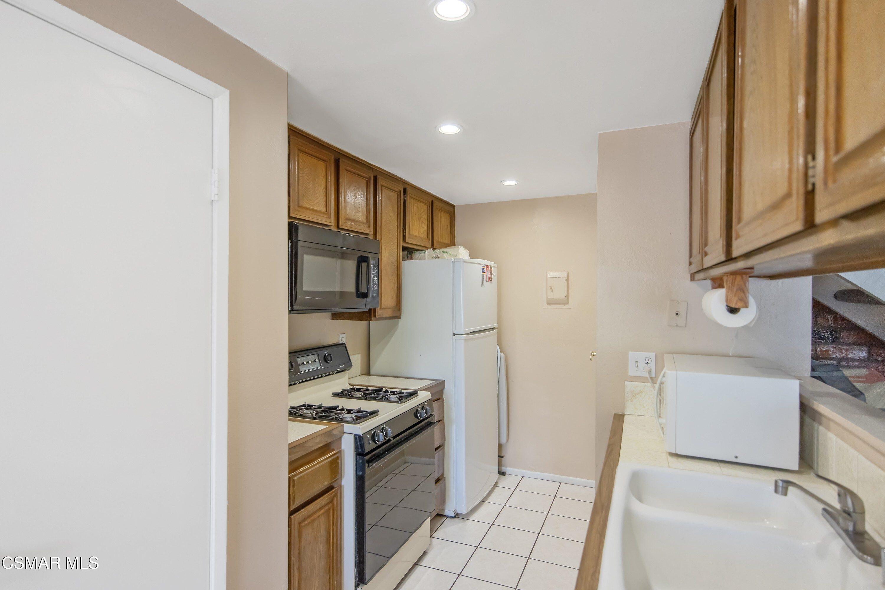5957 Nelda Street, Unit 3 Simi Valley, CA 93063 - Photo 8 of 14 010-013-B1A0123-3000x2001