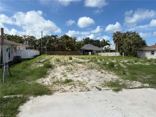 $1,000,000 | 672 96th Avenue North, Naples, FL 34108