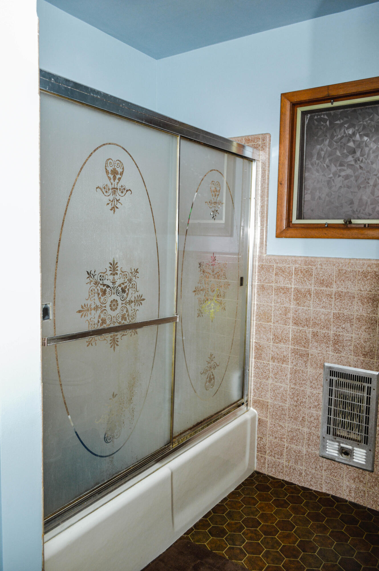 508 Spring Avenue Southeast Wise, VA 24293 - Photo 49 of 51 bathroom 2 tub
