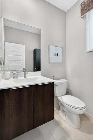 a view of a livingroom with a workspace