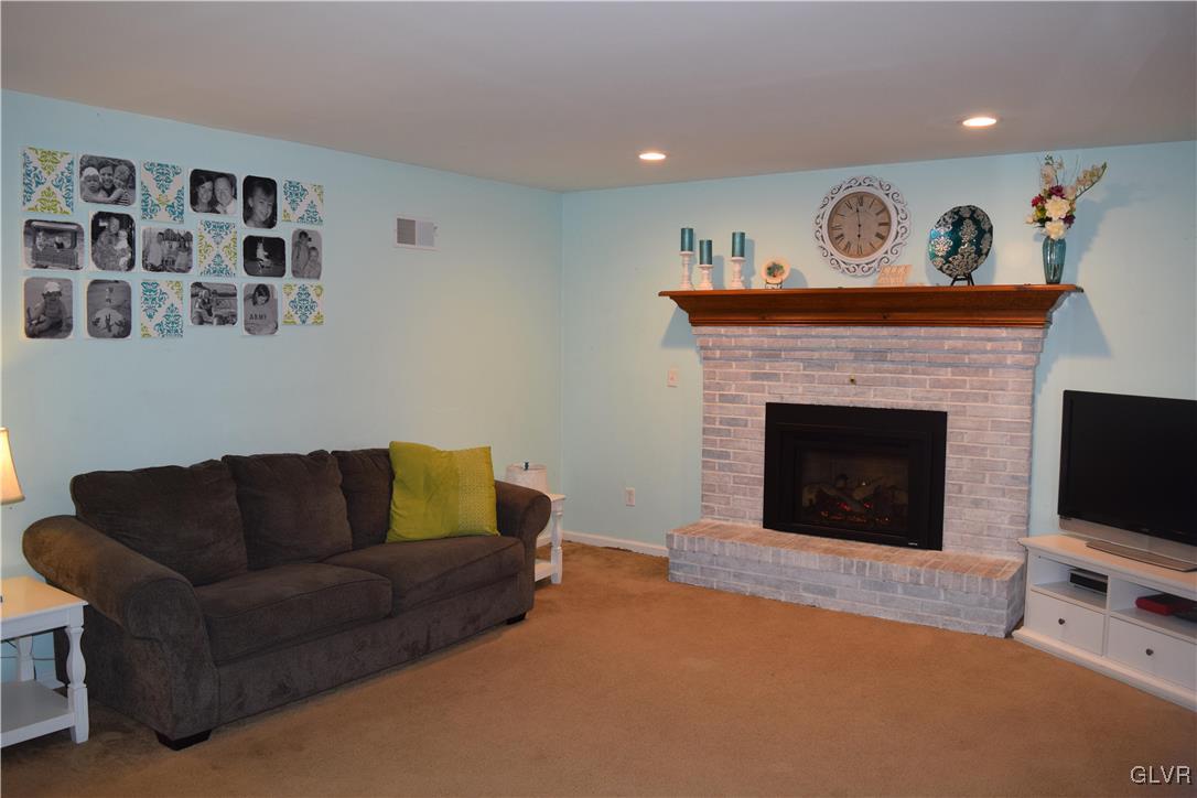 1054 Oldstone Road Allentown, PA 18103 - Photo 6 of 17 Gallery Image 6