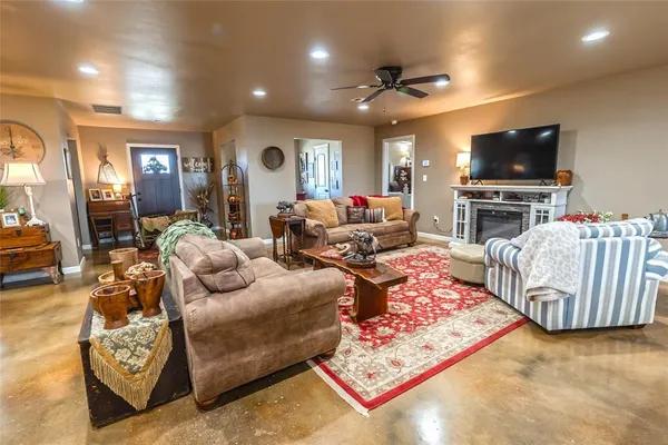 $1,200,000 | 2216 North Greenbrier Road, Nocona, TX 76255