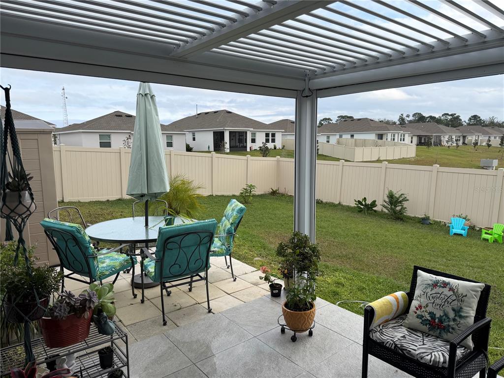 9611 Rampart Road Leesburg, FL 34788 - Photo 21 of 24 a backyard of a house with a table and chairs
