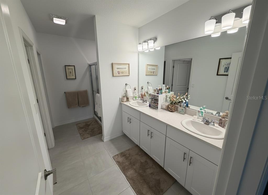 9611 Rampart Road Leesburg, FL 34788 - Photo 8 of 24 a bathroom with a double vanity sink mirror and double