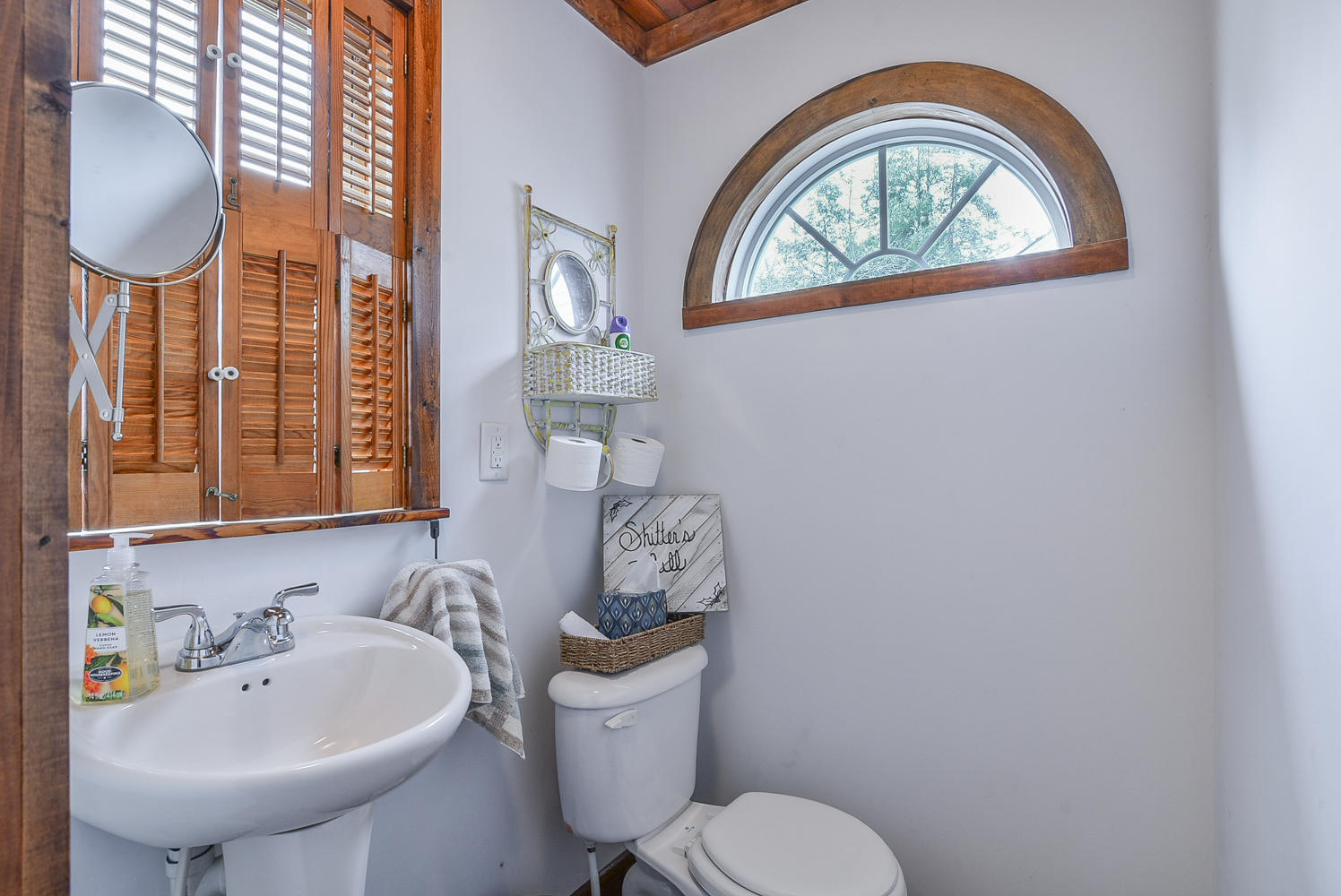416 Union Street Erwin, TN 37650 - Photo 17 of 39 416 Union half bath