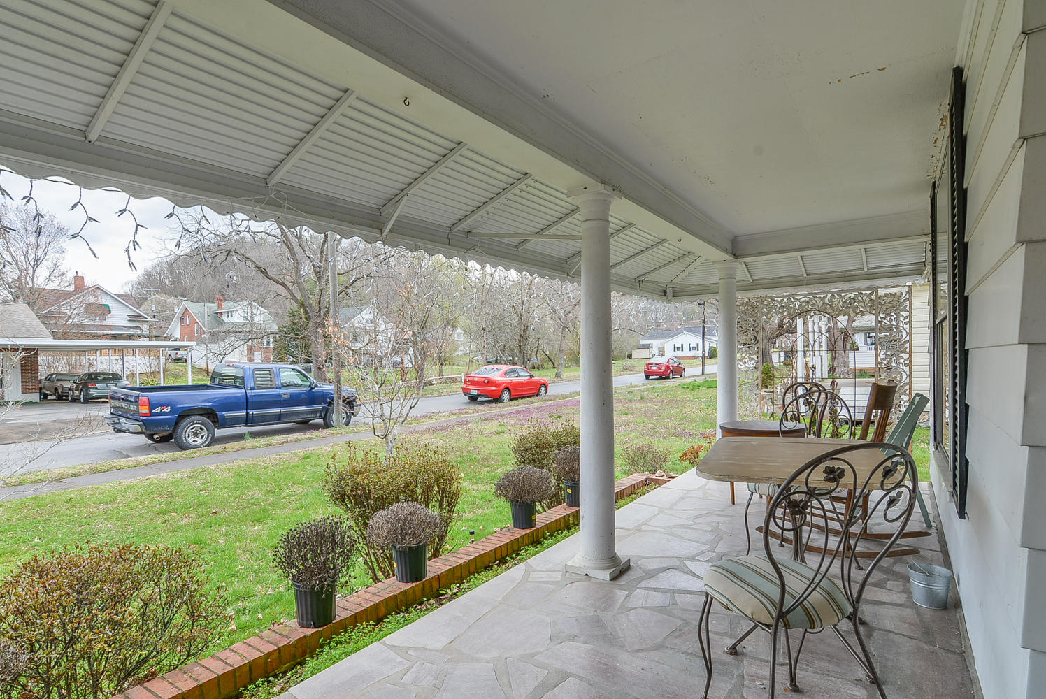 416 Union Street Erwin, TN 37650 - Photo 4 of 39 416 Union front porch 1
