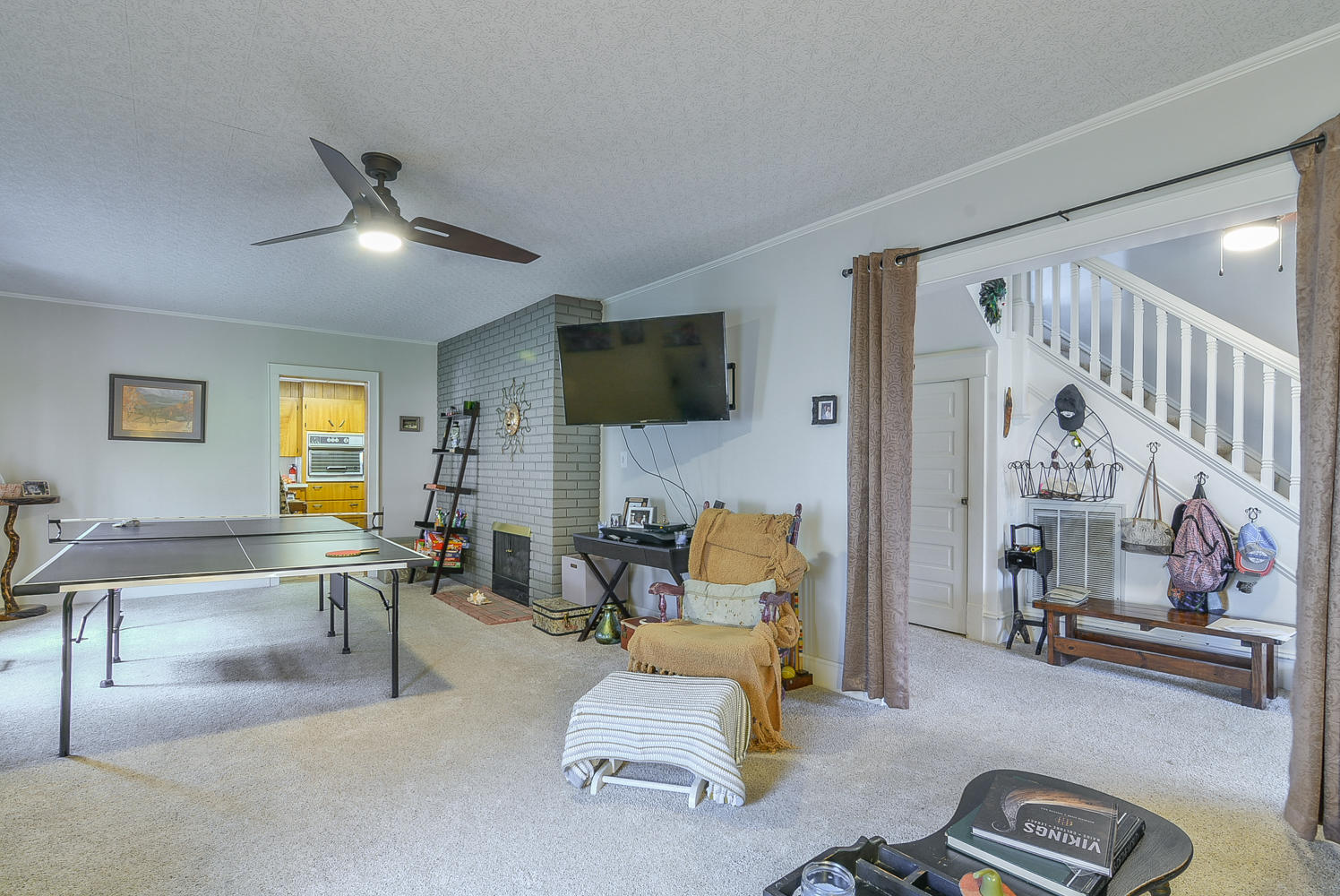 416 Union Street Erwin, TN 37650 - Photo 8 of 39 416 Union living room 2