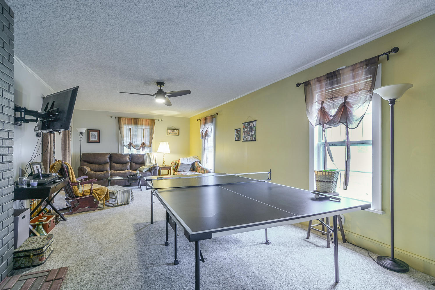 416 Union Street Erwin, TN 37650 - Photo 10 of 39 416 Union living room 4