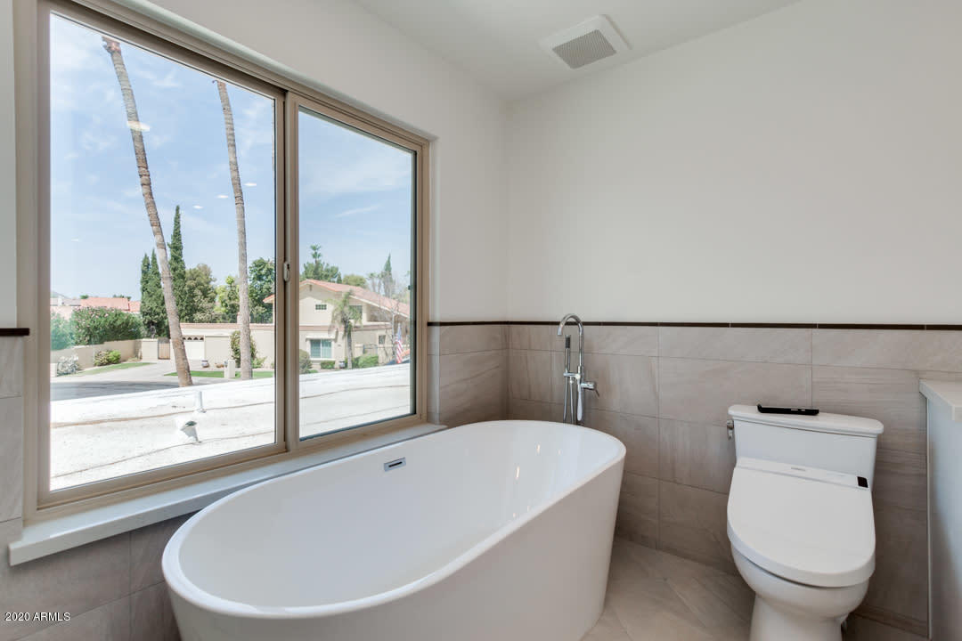 7475 East Raintree Court Scottsdale, AZ 85258 - Photo 16 of 38 a bath tub sitting next to a toilet