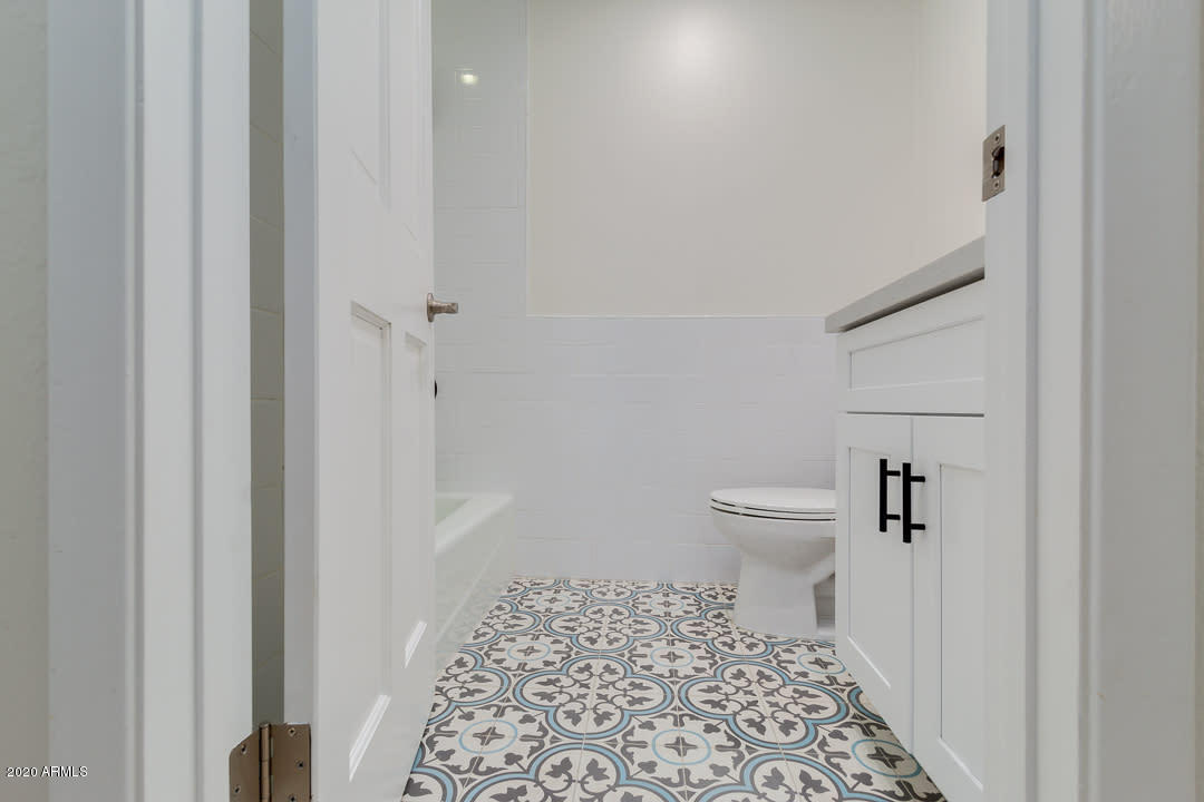 7475 East Raintree Court Scottsdale, AZ 85258 - Photo 28 of 38 a bathroom with a toilet