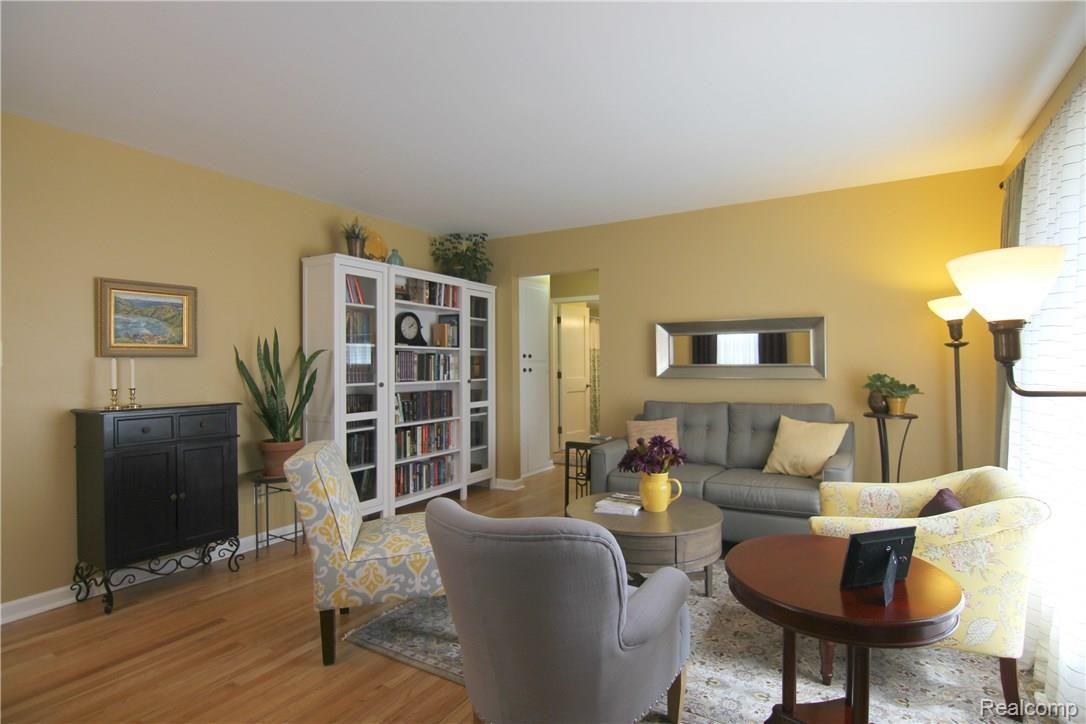 31608 Marblehead Road Farmington, MI 48336 - Photo 10 of 26 Marblehead Living Room