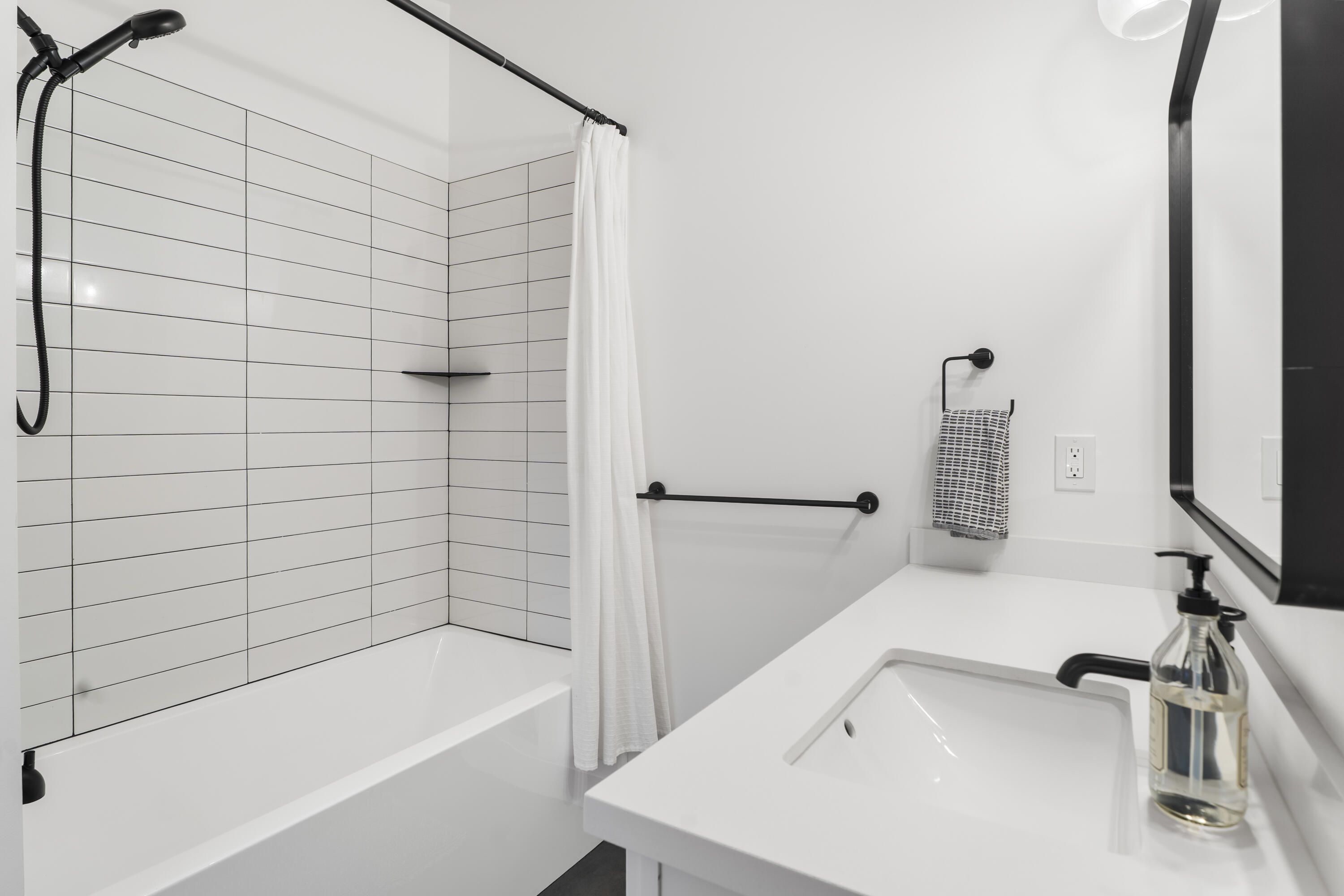 17133 Norwalk Road Bend, OR 97707 - Photo 31 of 58 24-Bathroom