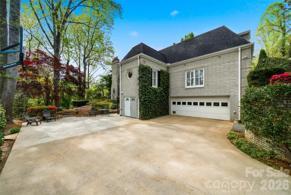 $850,000 | 935 19th Avenue Northwest, Hickory, NC 28601