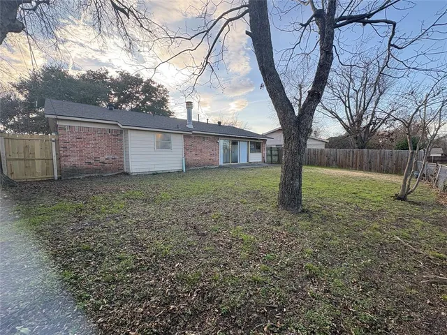a view of a yard with a tree
