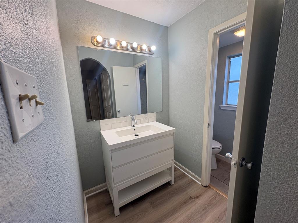 3309 Ridgeglen Circle Plano, TX 75074 - Photo 8 of 26 a bathroom with a double vanity sink and mirror